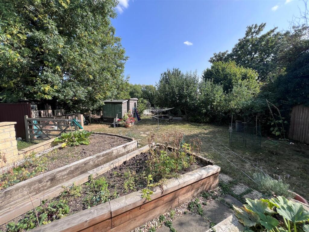 Rear garden 9.jpg