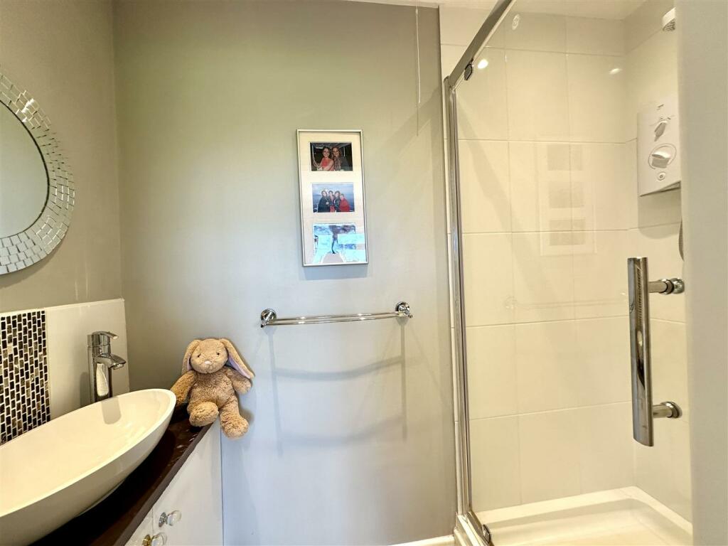 EN-SUITE SHOWER ROOM