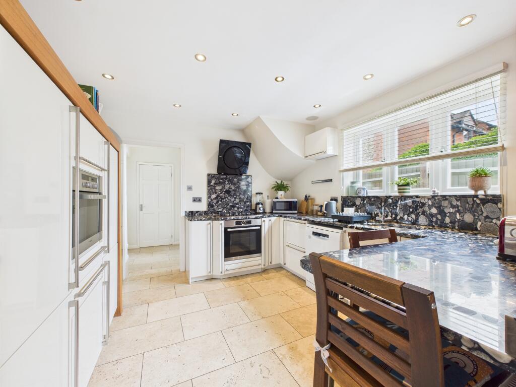 CAM02909G0-PR0424-STILL008