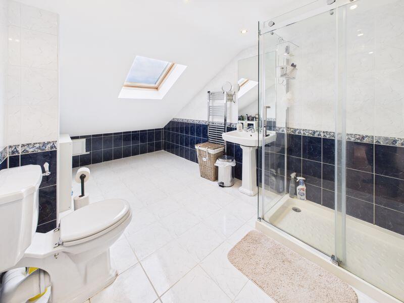 MASTER BEDROOM'S SHOWER ROOM