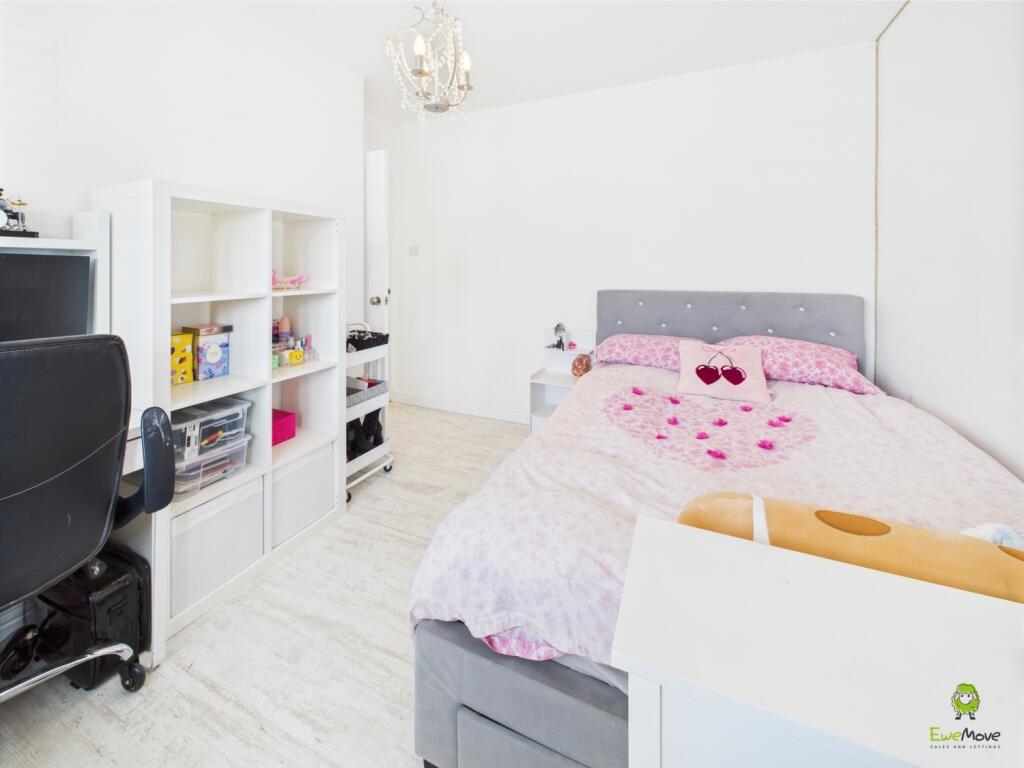 CAM03779G0-PR0229-STILL027