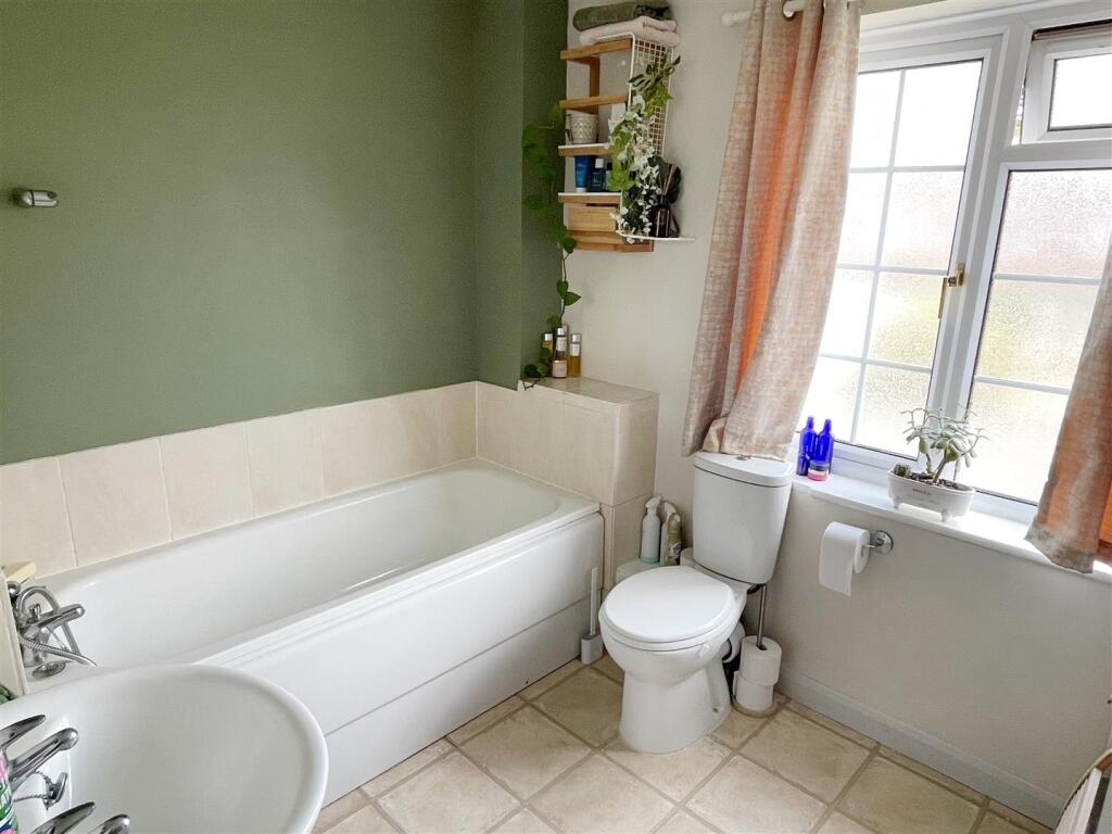 Bathroom 1.JPG