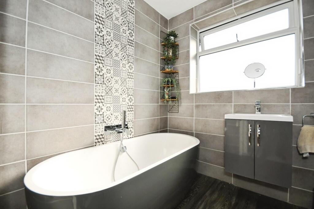 BATHROOM 01.jpg