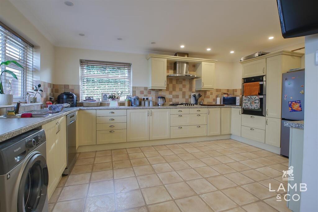 KITCHEN/DINING ROOM