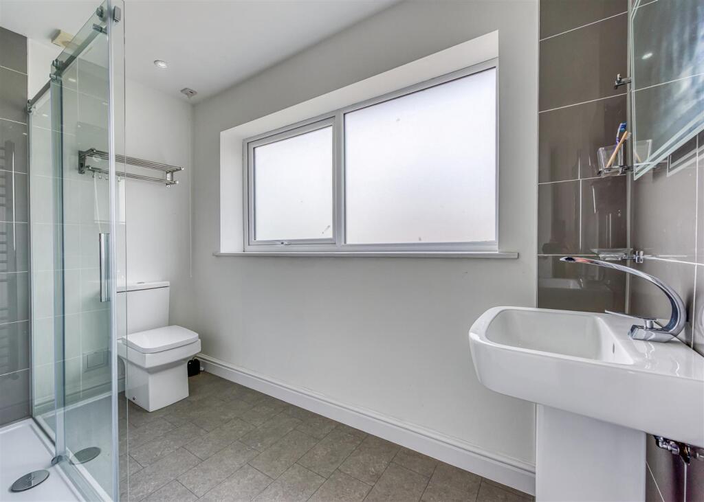 Stonegarth-En Suite (2).jpg