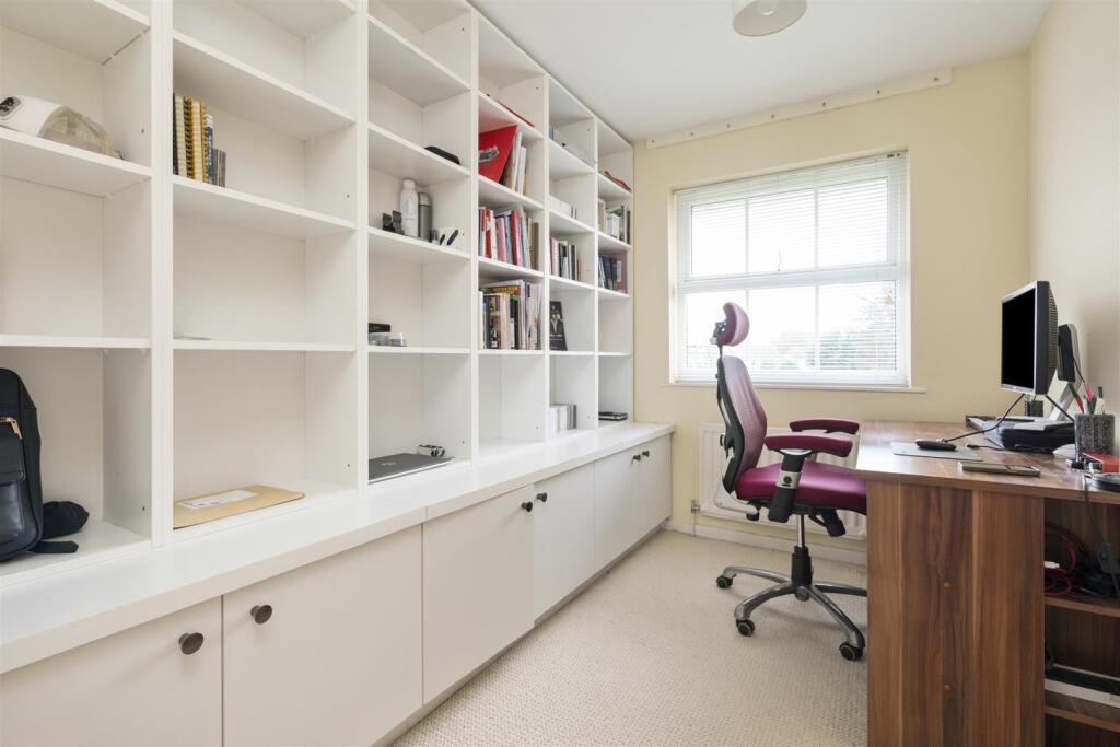 20 Farnborough Drive_1.jpg