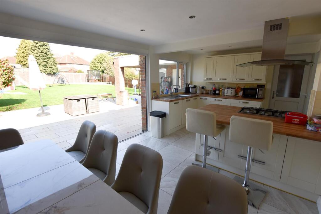 KITCHEN/DINER/FAMILY AREA