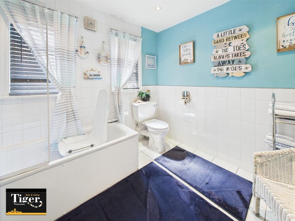 CAM02176G0-PR0582...