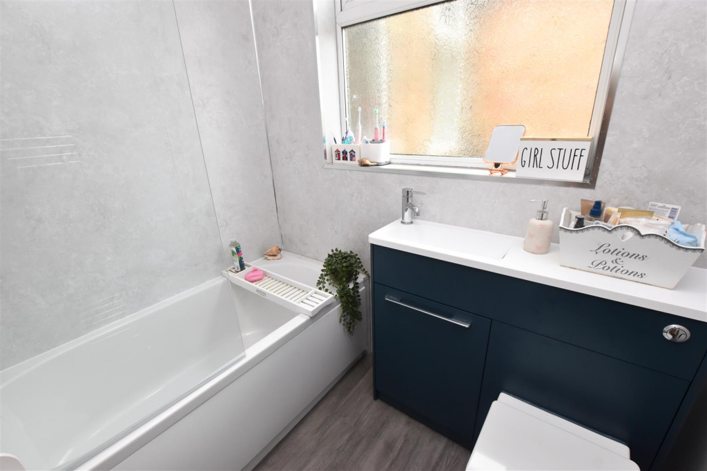 BATHROOM/WC