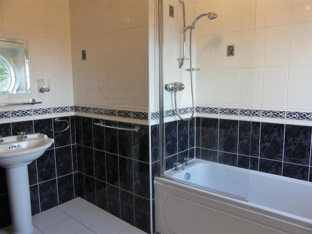 EN-SUITE BATHROOM