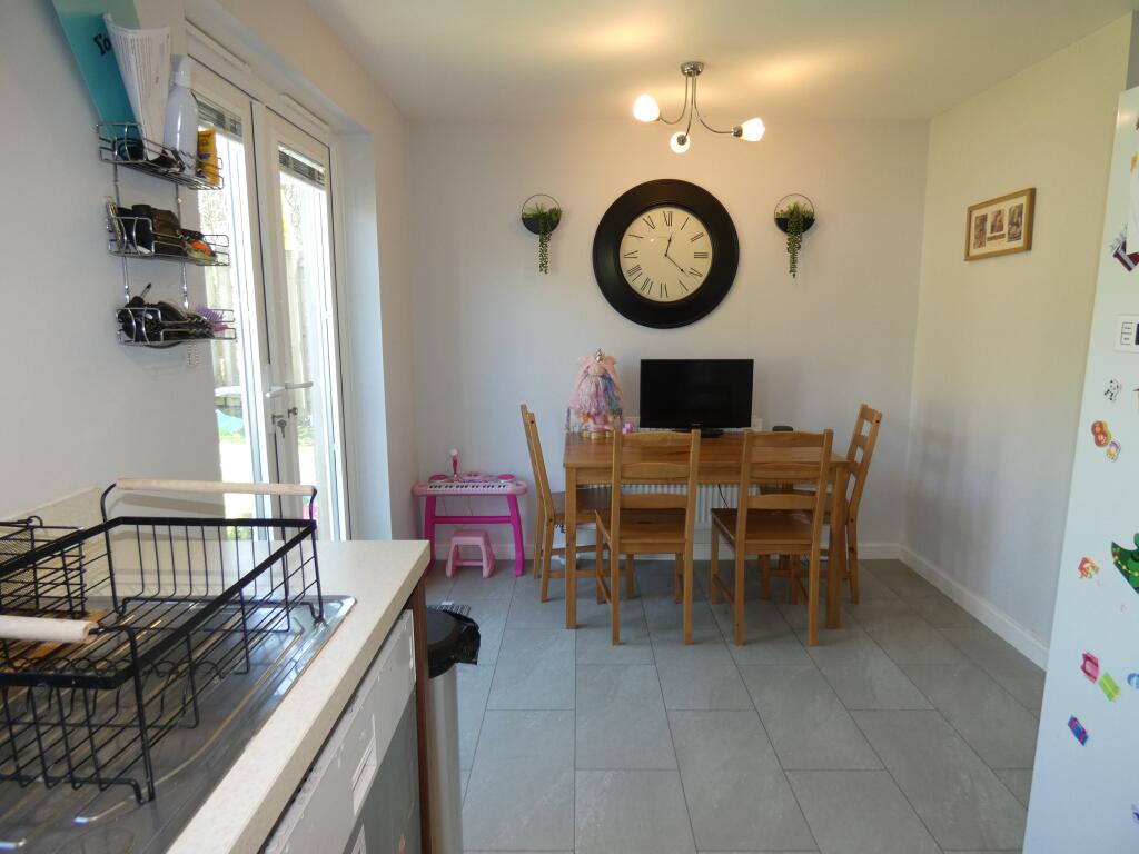 KITCHEN / DINING