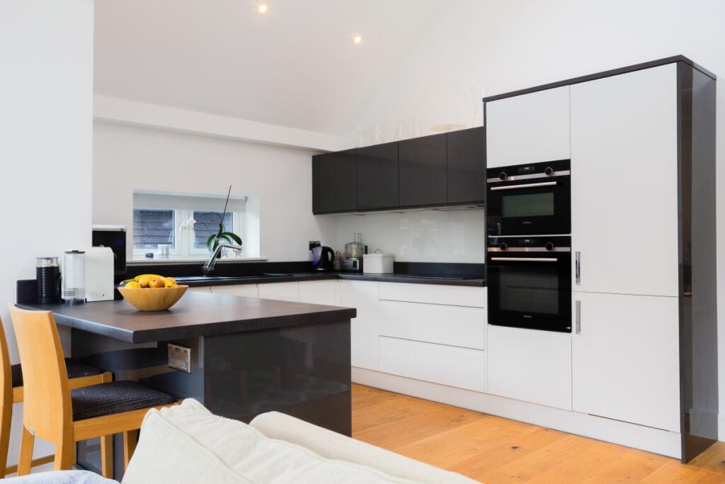 4 Woodlands View ...
