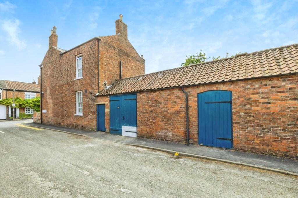 2nd view ATTACHED OUTBUILDINGS FROM ROAD.jpg