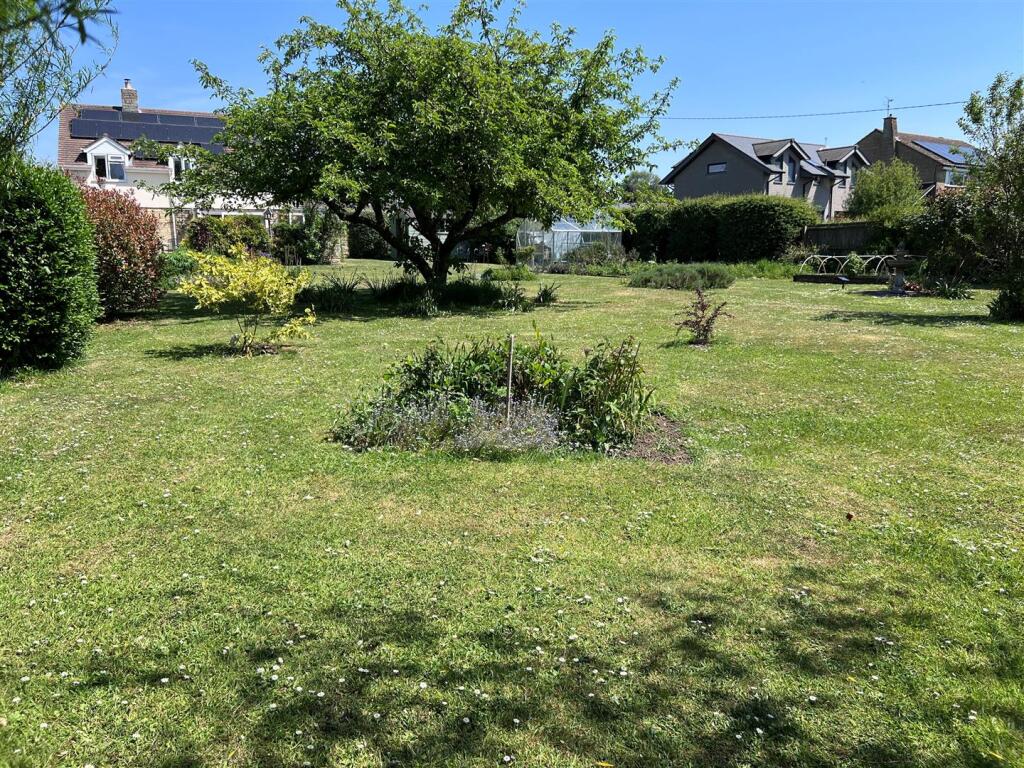 Rear garden 8.jpg