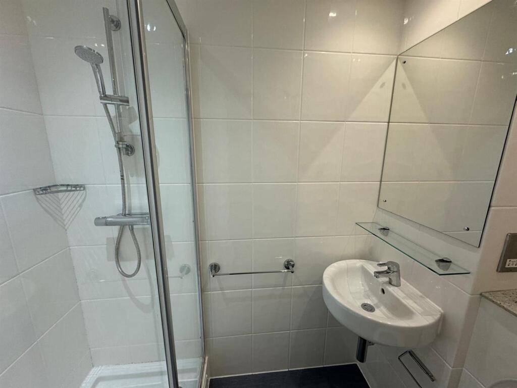 Tyne Bridge standard studio ensuite bathroom.jpg