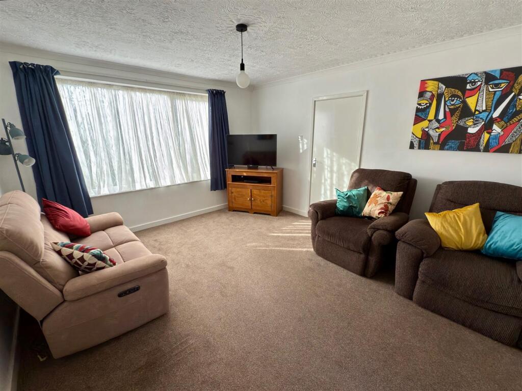 LOUNGE 2.jpg