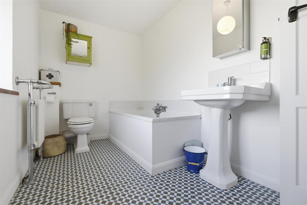 14 Heath View 16.jpg