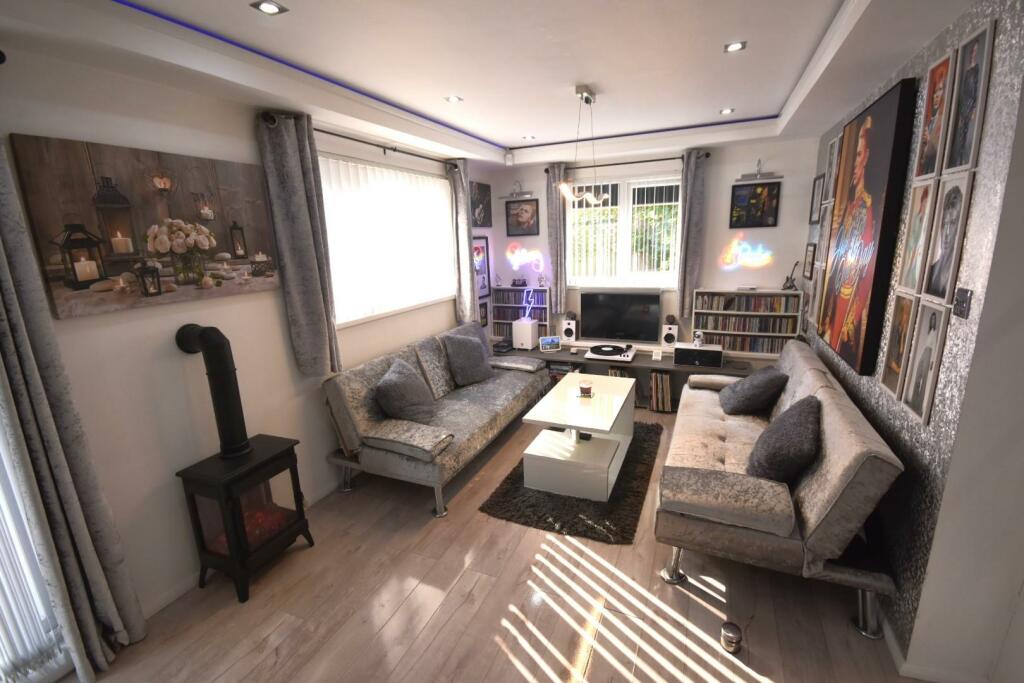 SITTING/DINING ROOM