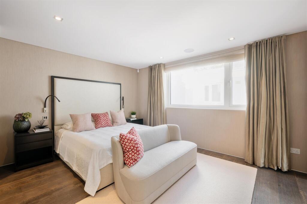 Flat A, 54 Cadogan Square Hi-39.jpg