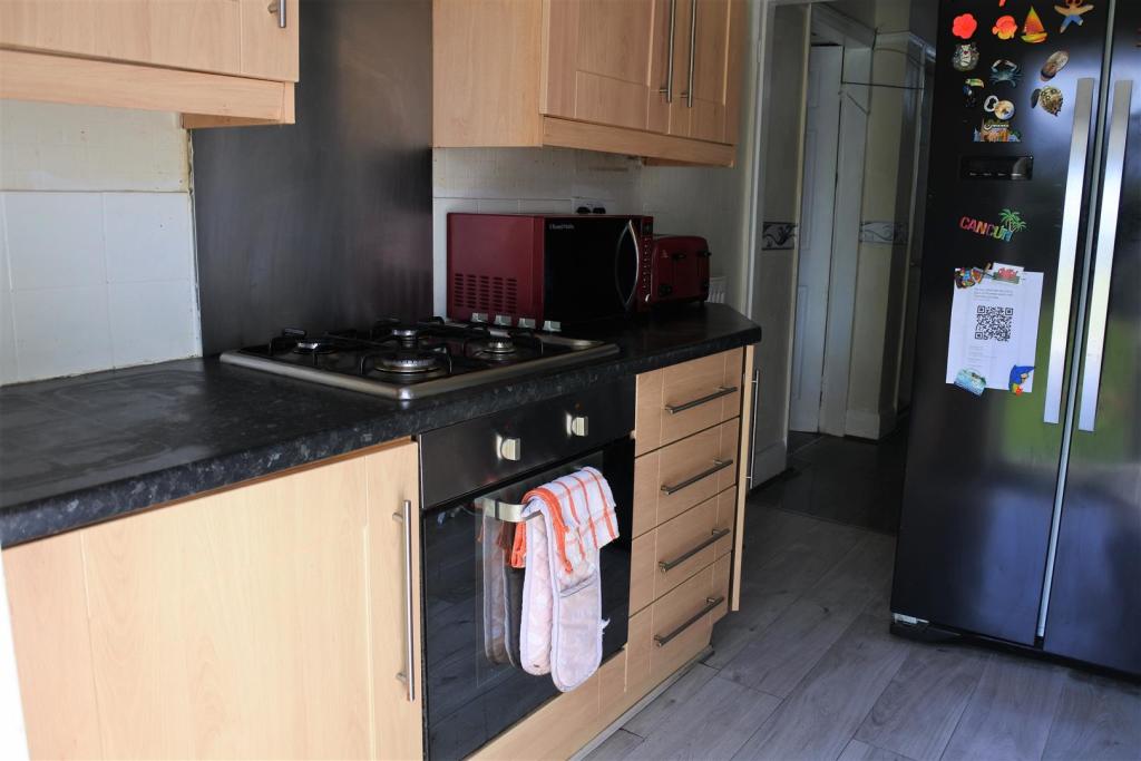 Kitchen 2.JPG