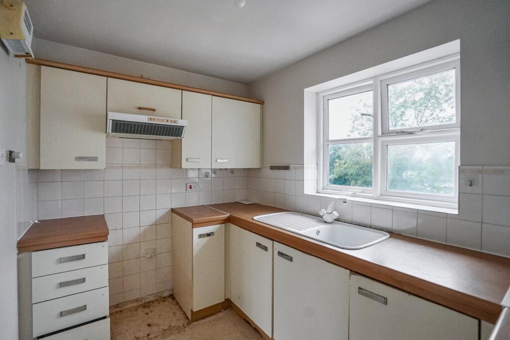 84 Staffords Place, Horley, Surrey RH6 9GY