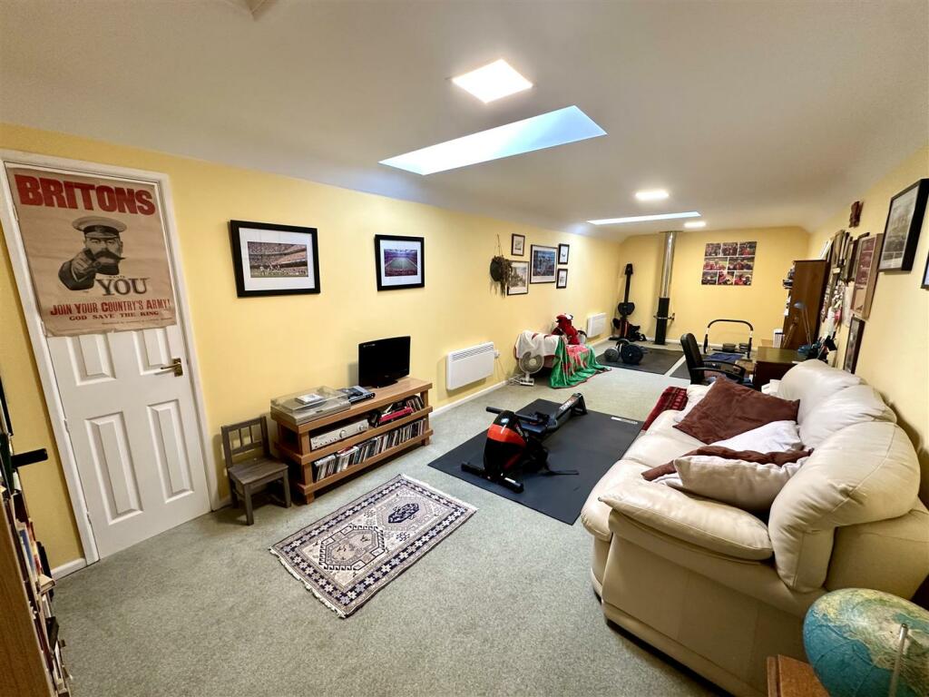 Bedroom 5 / Office