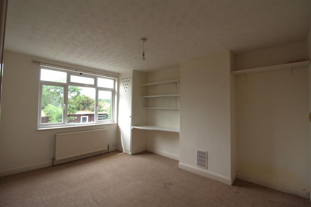 21 hillside road bedroom2.JPG