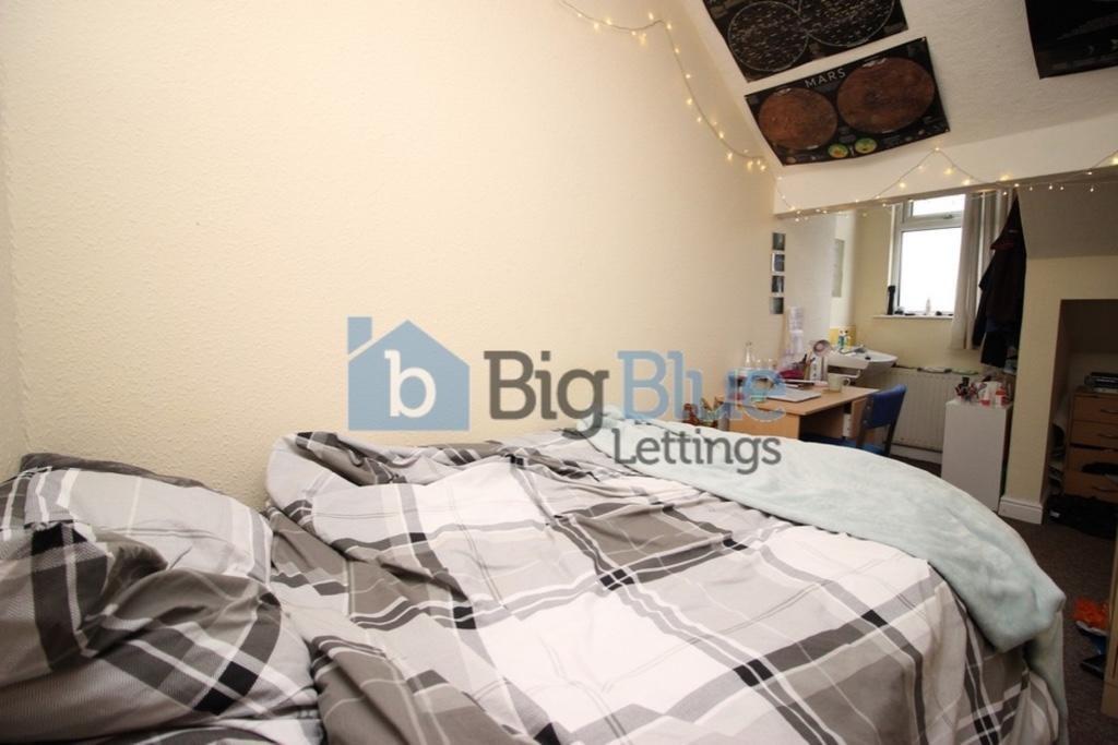 A cozy double bedroom featuring a comfortable b...