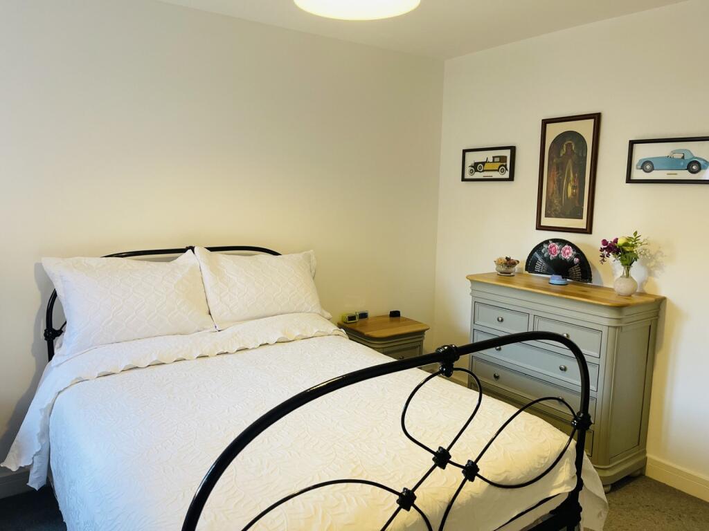 Bedroom 2 / Bathroom