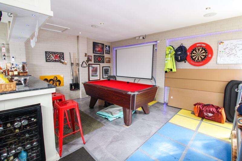 Double Garage / Garden Room
