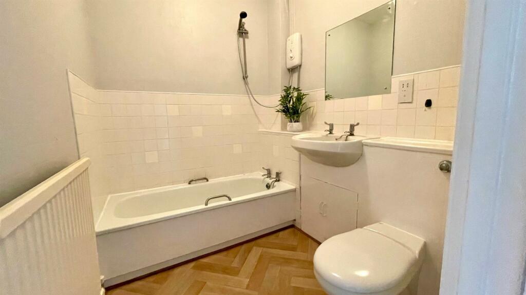 THREE PIECE SHOWER ROOM