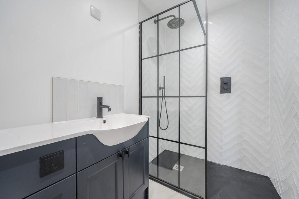 Bedroom 1 en suit...