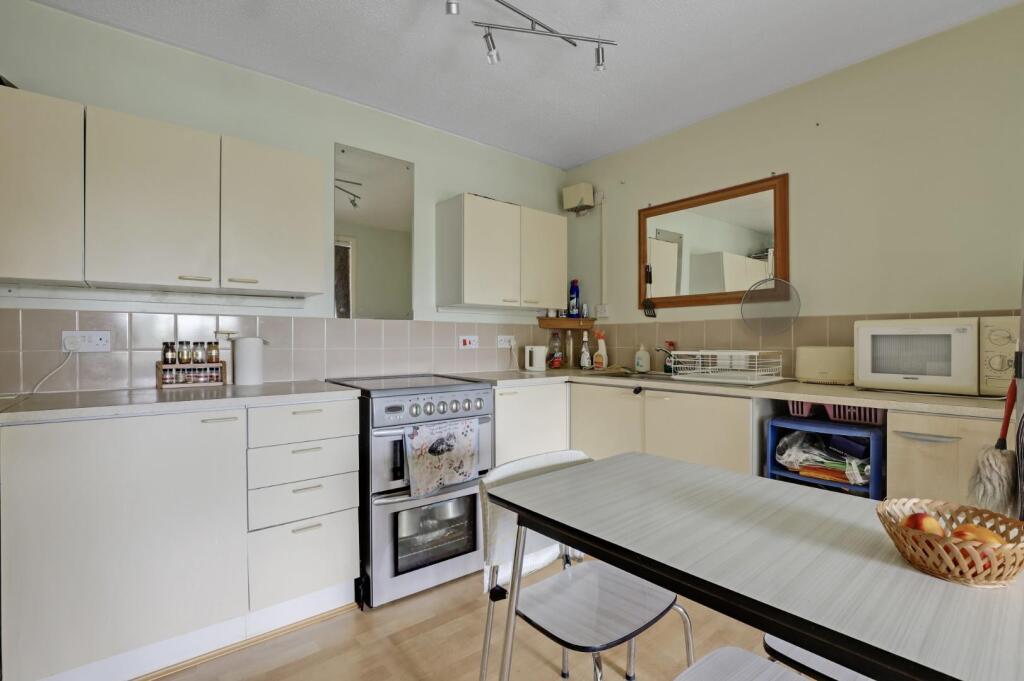 09-1284JHPropWorld - 22 Albermarle Lodge - 25.jpg