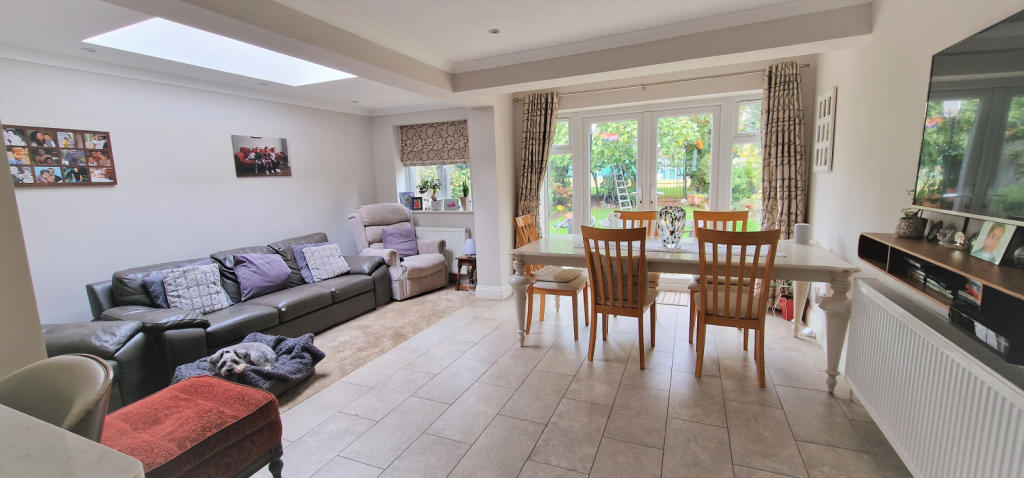 TV/DINING AREA