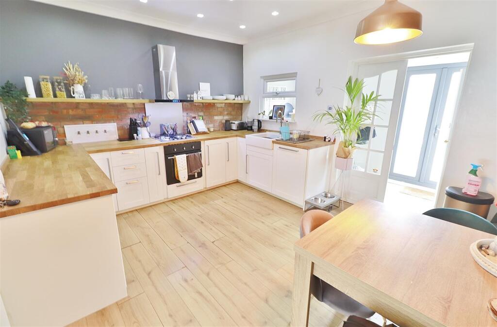 KITCHEN DINER