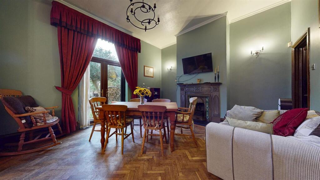 Laurel Road, Dining Area