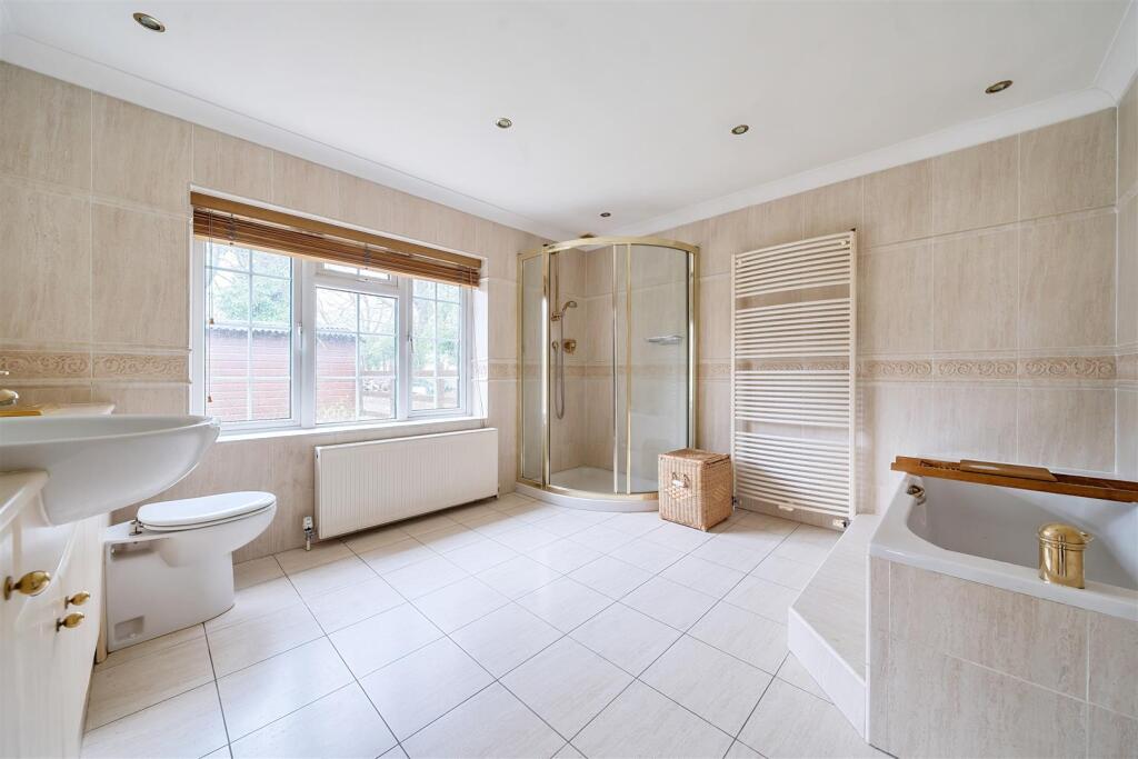 Ensuite Bed 1