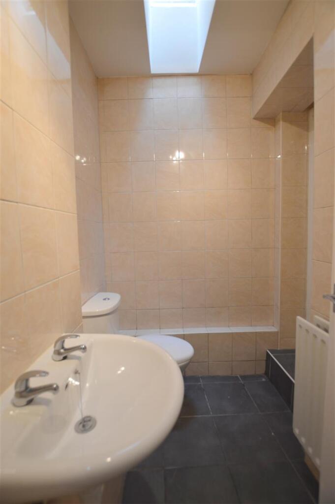 11a Laurel Street Bathroom.jpg