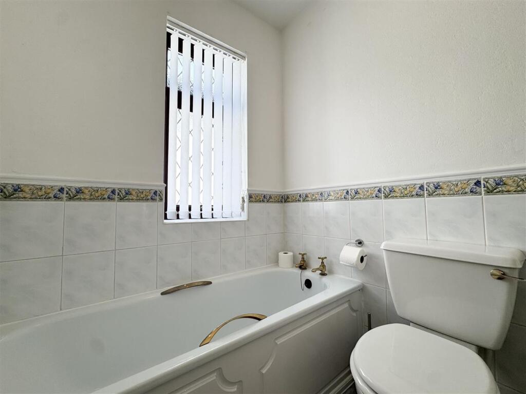 Ensuite bedroom 2 (2).jpeg