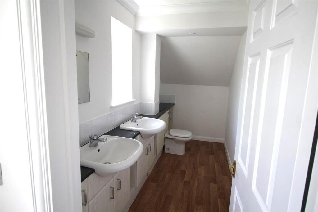 ENSUITE BATHROOM