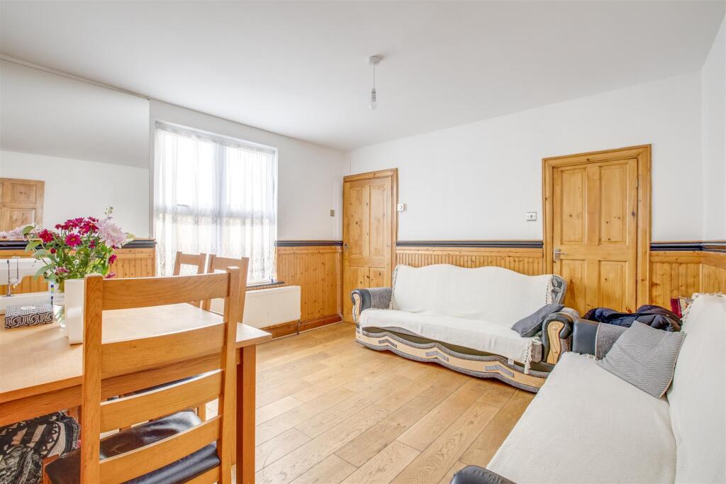 16 Jubilee Road, HP11 2PG-6.jpg