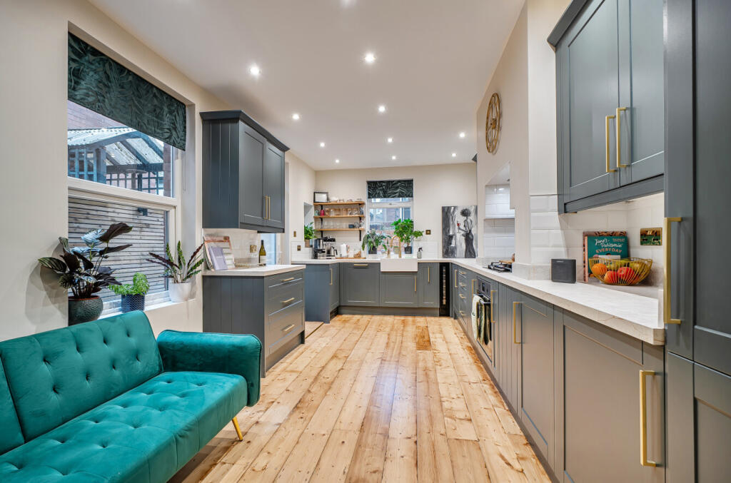 1386385-16-692d9b...