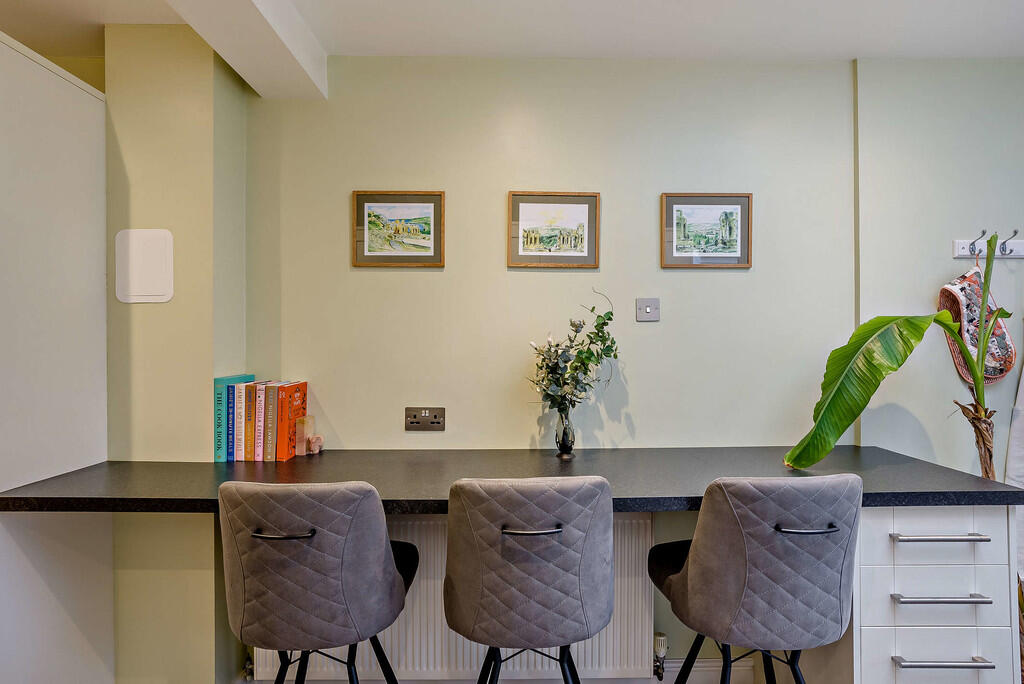 8636499-interior1...