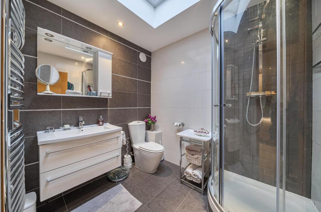 Davidson Frost-Wellings, DFW, Fallowfield, Shower 