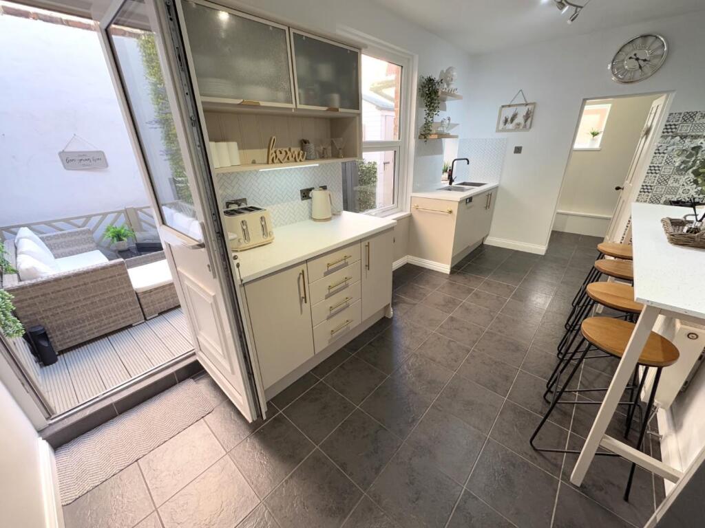 KITCHEN/BREAKFAST ROOM