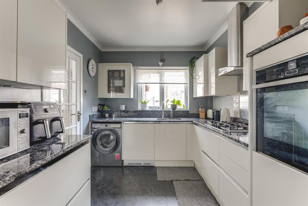 Kitchen a.jpg