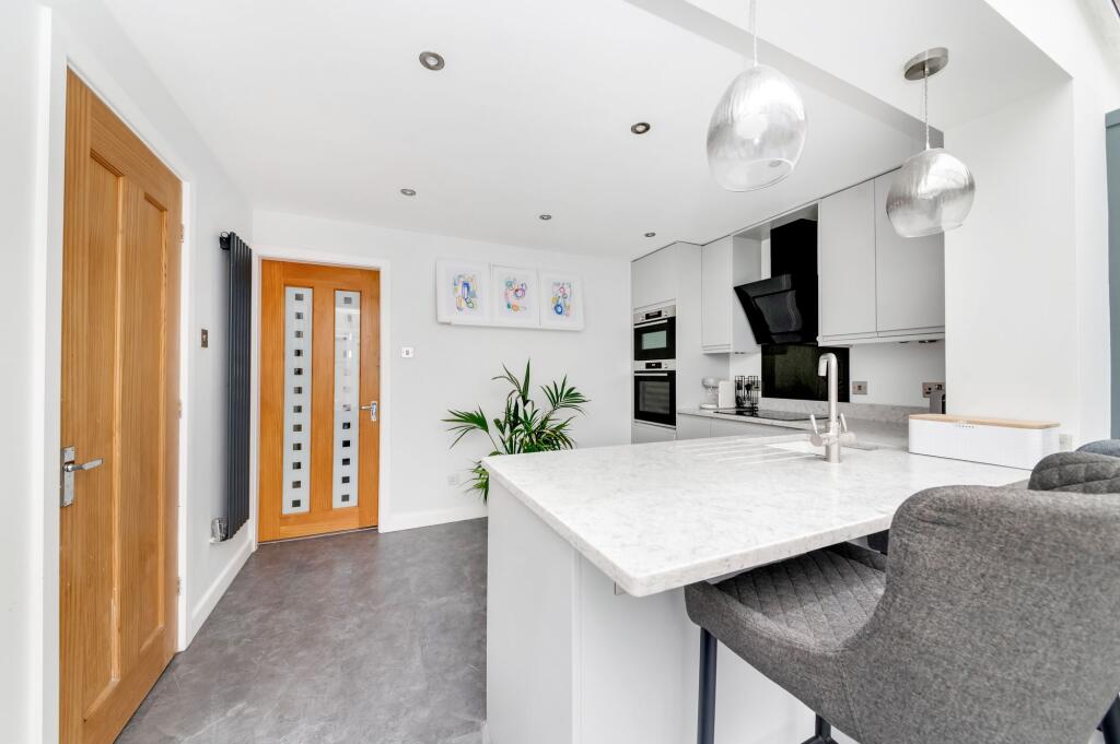 OPEN-PLAN BREAKFAST KITCHEN AND FAMILY ROOM