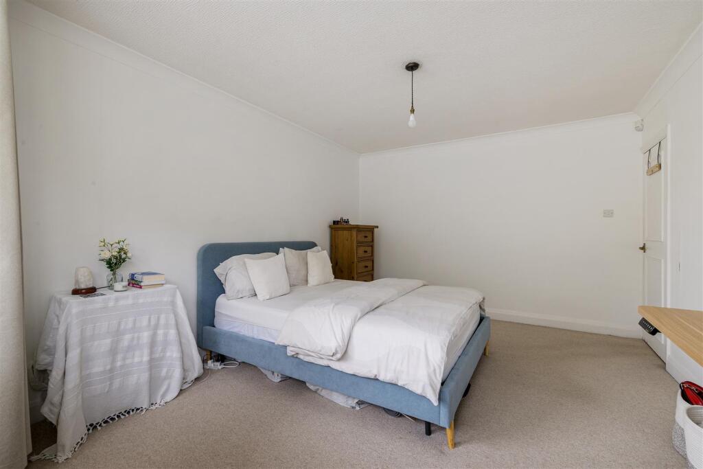 Forest Court E11