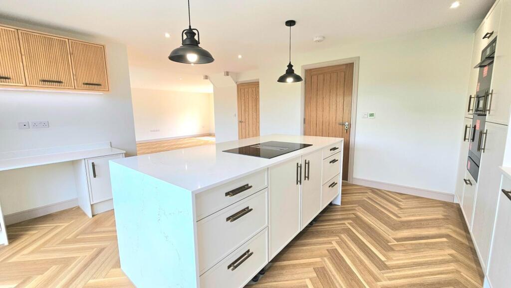 10 Magnum Plum Way kitchen 2.jpg