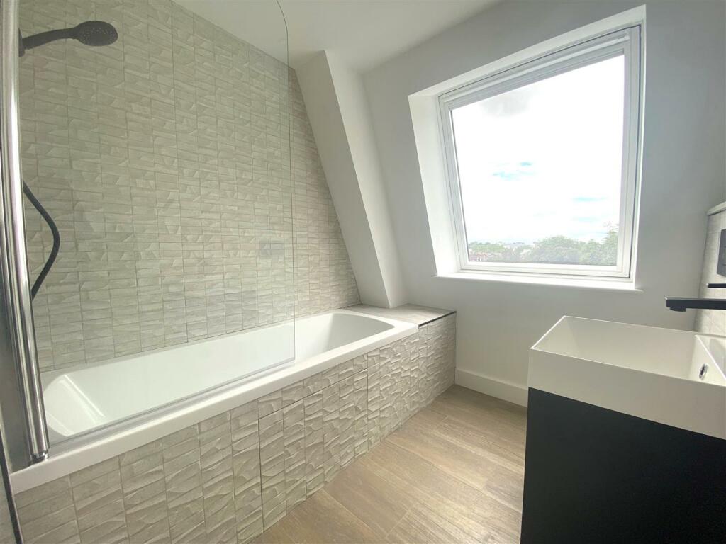 Bathroom 2.jpg
